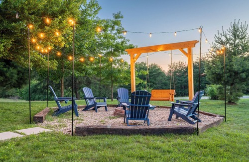 Rockbridge Cottage | Easy access to everything 4 mins to US 33/Hot Tub/Fire Pit/Play set/Arcade