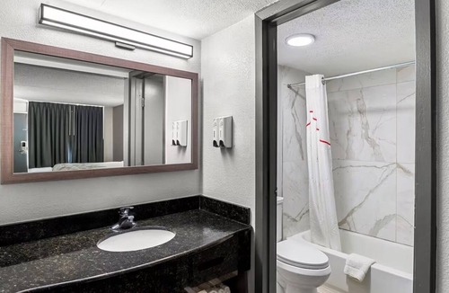 Sandston Hotel | Easy Airport Access 2-Bed Rooms w/2 Beds Near Richmond Dining & Entertainment
