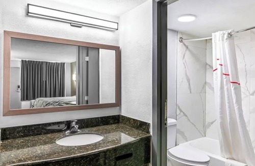 Sandston Hotel | Easy Airport Access King Stay with Nearby Dining, Parks and Shopping