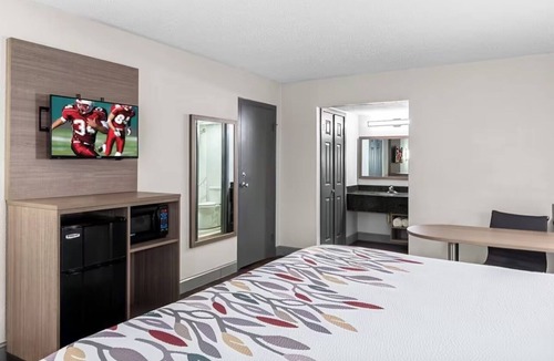 Sandston Hotel | Easy Airport Access King Stay with Nearby Dining, Parks and Shopping