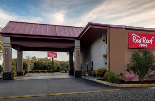 Ellenton Apartment | Easy Poolside Stay | Free Parking | 2-Mins to Ellenton Premium Outlets
