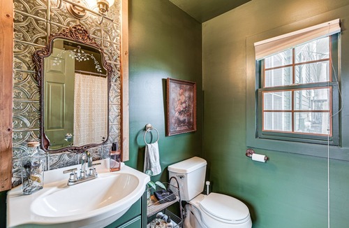 Radnor Cottage | Eclectic Nashville Cottage ~ 5 Mi to Downtown!
