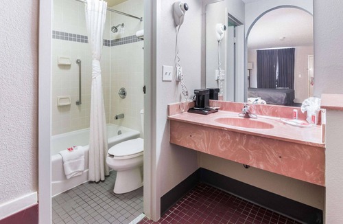 Gainesville Hotel | Econo Lodge Gainesville Downtown Area