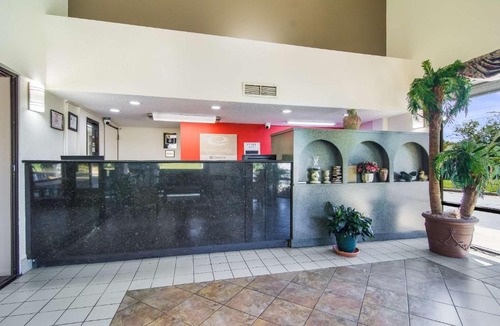 Southwest Raleigh Cabin | Econo Lodge Garner - Raleigh