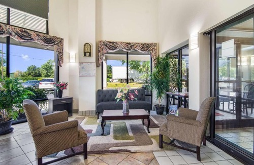 Southwest Raleigh Cabin | Econo Lodge Garner - Raleigh