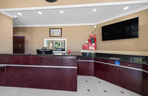 Fallbrook Hotel | Econo Lodge Inn & Suites Fallbrook Downtown
