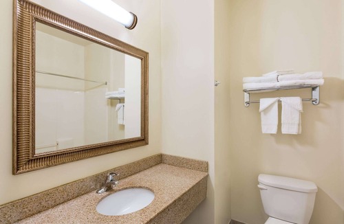 Palmyra Hotel | Econo Lodge Palmyra - Hershey