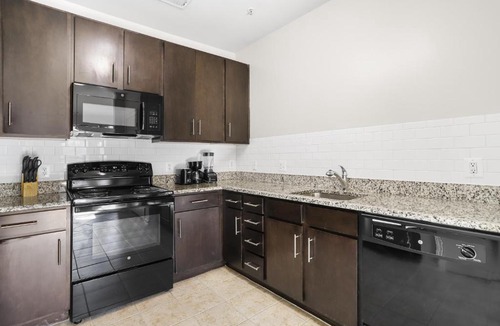 Arlington Apartment | Elegance & Comfort Await You in Our Apt