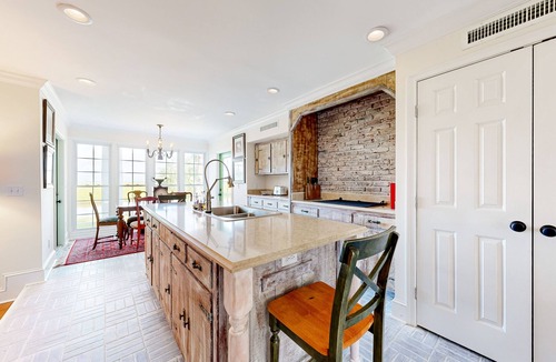 Epworth Acres House | Elegant house in St. Simons Island - two ponds, pool, & wood-burning fireplace