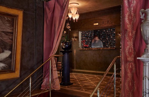 Mount Vernon House | Elegant Room w/Canopy Bed & Handpicked Global Artwork in Mount Vernon