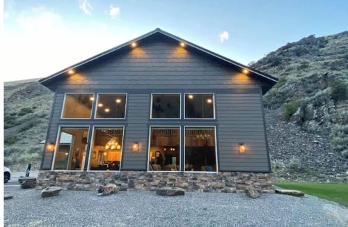 Cobalt Cabin | Elegant Rustic Cabin, Ski, Salmon River Dark Sky Sleeps 11 Huckleberry picking