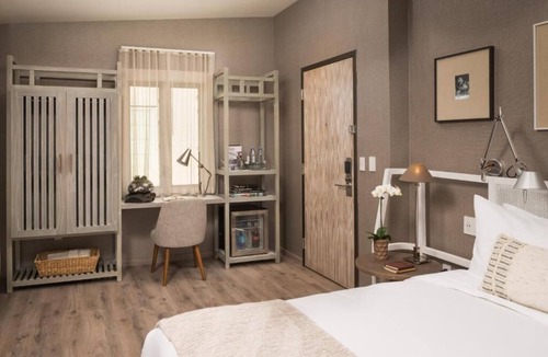 City Center Hotel | Elegant South Beach Oasis: Minutes to Mall, Designer Rooms & Beach Access