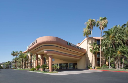Camelback East Hotel | Embassy Suites Phoenix - Biltmore