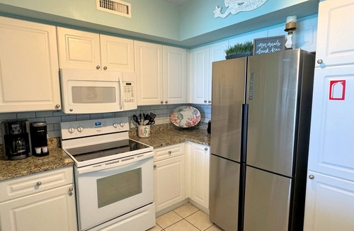 Panama City Beach Condo | Emerald Beach 4th Fl. Beachfront Balcony. Family Friendly. Food. Bar. Starbucks.