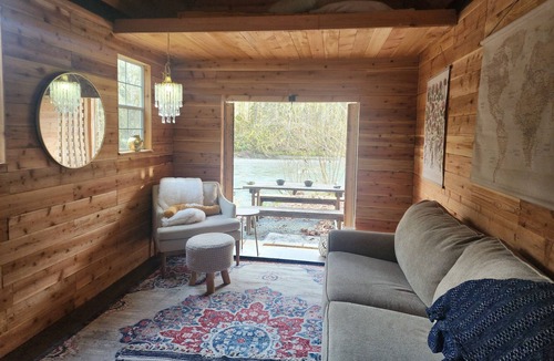 Granite Falls Cabin | Enchanting studio cabin in Granite Falls! nFor the off grid nature lover.