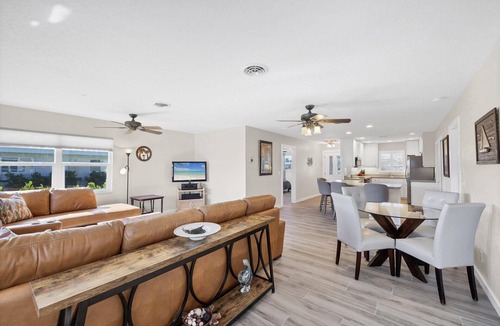 Englewood South House | Englewood Private Vacation Home on Lemon Bay Canal with Hot Tub - Only 4 Miles to Gulf Beaches