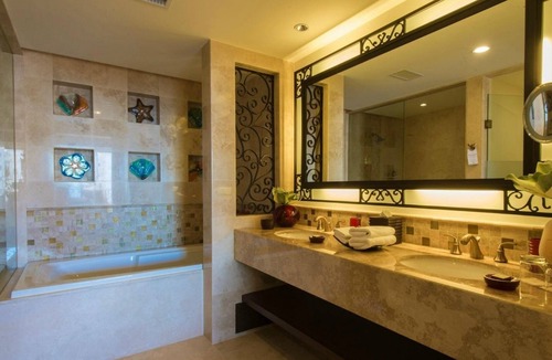 Marina Hotel | Enjoy infinity pools, a spa, 8 restaurants, a private beach and more!