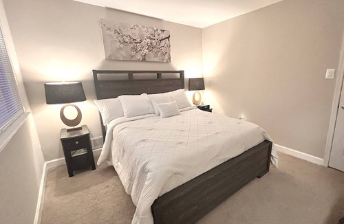 Travilah House | Entire Home in North Potomac with full kitchen and patio, 30min to DC
