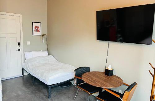 Squire Park Apartment | Entire studio walk or bike to World Cup & downtown with AC