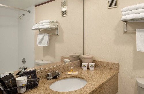 Ludlam Hotel | enVision Hotel Miami International Airport