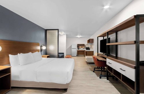 Glendale Hotel | Everhome Suites Glendale Sports Entertainment District