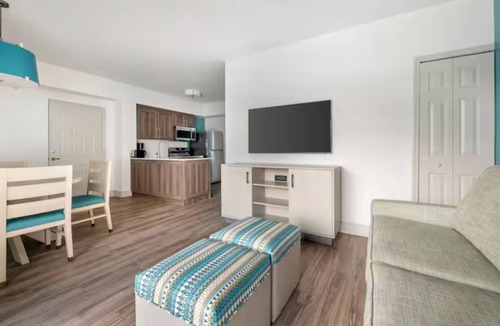 West Kissimmee Hotel | Everything You Need for an Unforgettable Stay Is Right Here! Outdoor Pool!