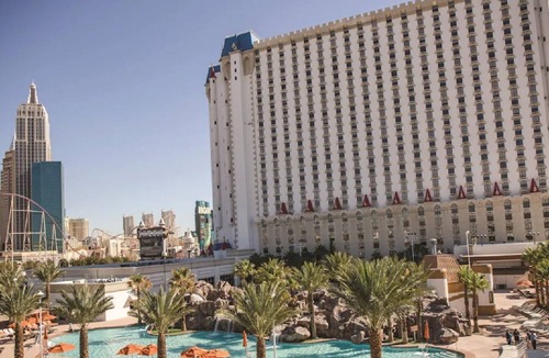Las Vegas Strip Hotel | Excalibur Hotel & Casino - 1 King Bed Suite - Sleeps 2