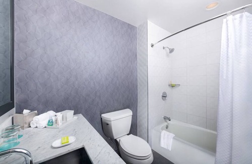 Dunwoody Hotel | Executive King Room | Swimming Pool | Near Local Parks & Dining Options