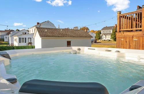 Springfield House | Explore Bourbon Trail, Hot Tub