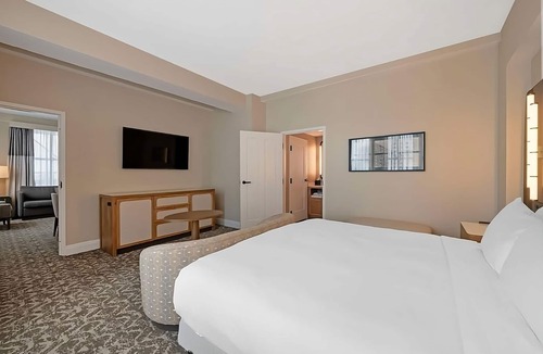 Downtown Tampa Hotel | Explore Tampa: Stay in Modern Luxury! 3 Rooms