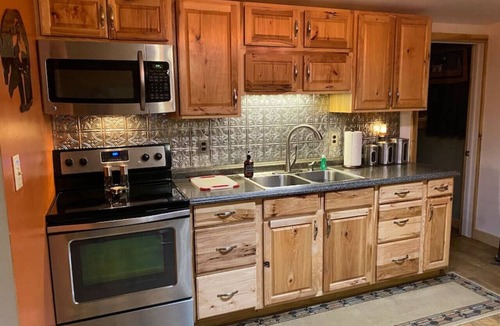 Confluence Cabin | Fall Getaway Camp Sideways Sleeps 6 · 3BR 1BA · Hot Tub Fire Pit Grill Fireplace