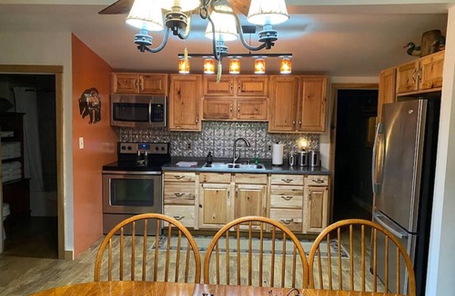 Confluence Cabin | Fall Getaway Camp Sideways Sleeps 6 · 3BR 1BA · Hot Tub Fire Pit Grill Fireplace