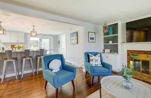 Hyannis House | Families Welcome! Home 2 Mi to Craigville Beach