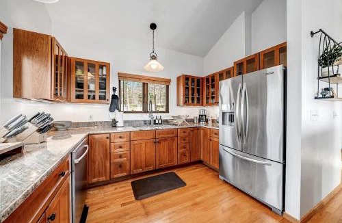 Kabletown House | Family and Pet Friendly Cabin with Mountain Views, a Hot Tub, and Access to the Appalachian Trail, Perfect for a Weekend Getaway