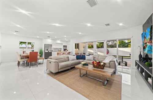 Ludlam House | Family Retreat: Pool, Games & Private Apartment