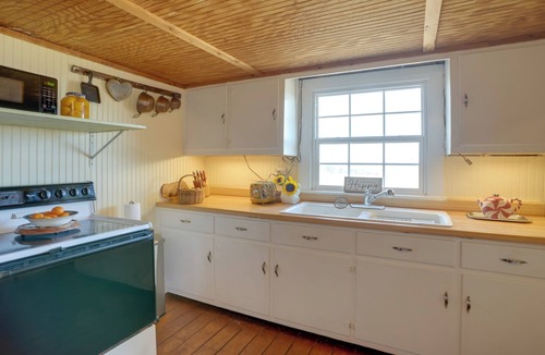 Clifford House | 'Farm House at Fairview' Rustic Retreat in Amherst
