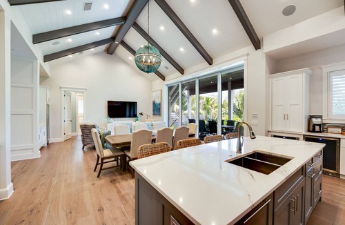Longboat Key House | February 2027 NOW available! 3 minute walk to the beautiful white quartz sand.