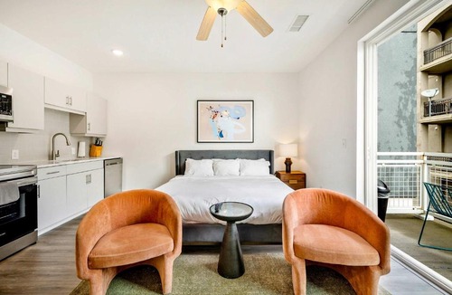 SoNo Apartment | FIFA 2026 Stay - King Studio Getaway! Prime Location, Balcony, Gym - 2 min from Mercedes Benz Stadium - 7