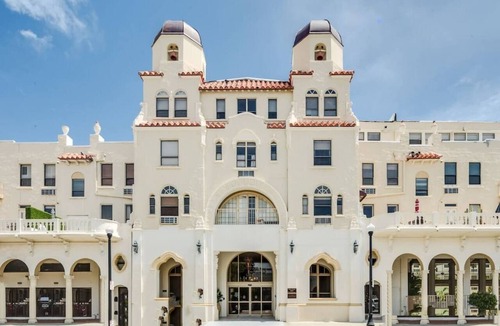 Palm Beach Condo | FIFA byTRAIN/Pool/StepsToBeach/Dine/Pearl 1brCondo