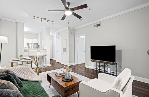SoNo Condo | Major international sporting event King Suite | Rooftop Pool | Gym | Balcony & Skyline Views | ATL