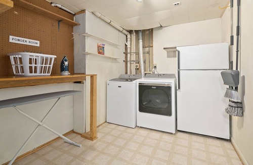 Countryside House | Finchvale: Work-Friendly, Private Yard, Near DC