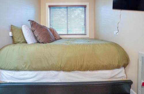 Banner Elk House | First floor studio Resort access Portable AC
