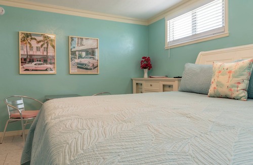 Mid Island Hotel | Flamingo Inn - Standard King with Kitchenette