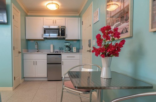 Mid Island Hotel | Flamingo Inn - Standard King with Kitchenette