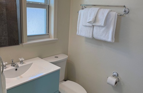 Mid Island Hotel | Flamingo Inn - Standard King with Kitchenette