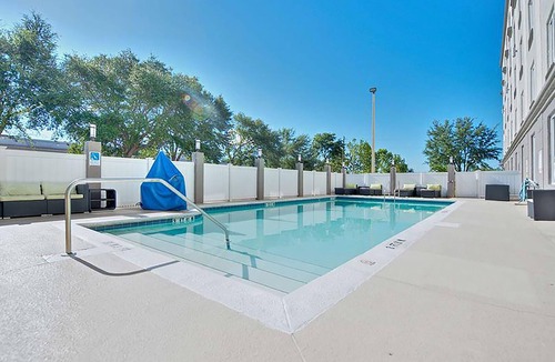 Orlando Hotel | Flexible 3-Unit Orlando Stay w/Pool Access & Breakfast| 2.5-Mi to Sport Complex