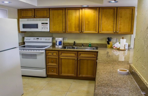 East Fort Lauderdale Resort | Fort Lauderdale Beach Resort, FL overlooking the Water Sleeps 6.