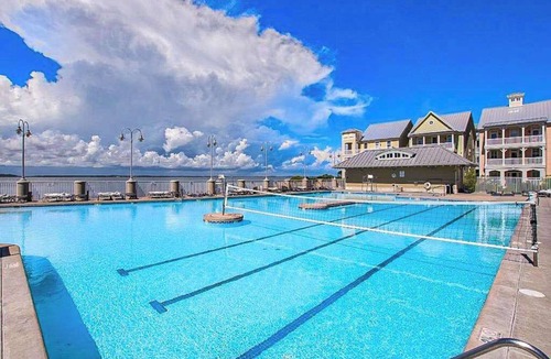 Sunset Island Condo | Fountain-view 4th-floor condo with 3 private beaches, pools, gym, balcony, W/D