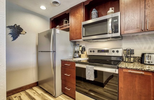 Pigeon Forge Condo | FREE Dollywood Ticket Big Bear Lodge 5005 REMODELED 2bd/2ba Pools View