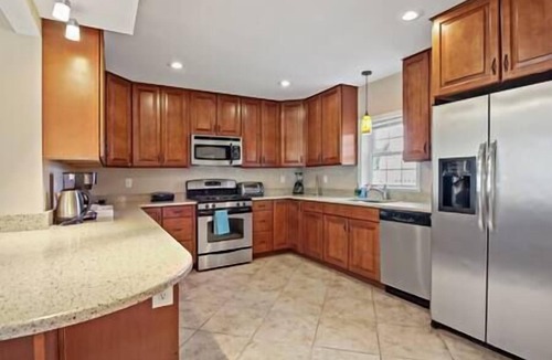 Falls Church House | Fresh | 4 bedroom | Luxury | Center | Sunny